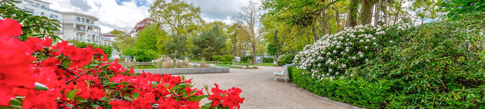 Blühende Gärten am Timmendorfer Strand zu Pfingsten. Frühlingshafter Ostsee-Urlaub.